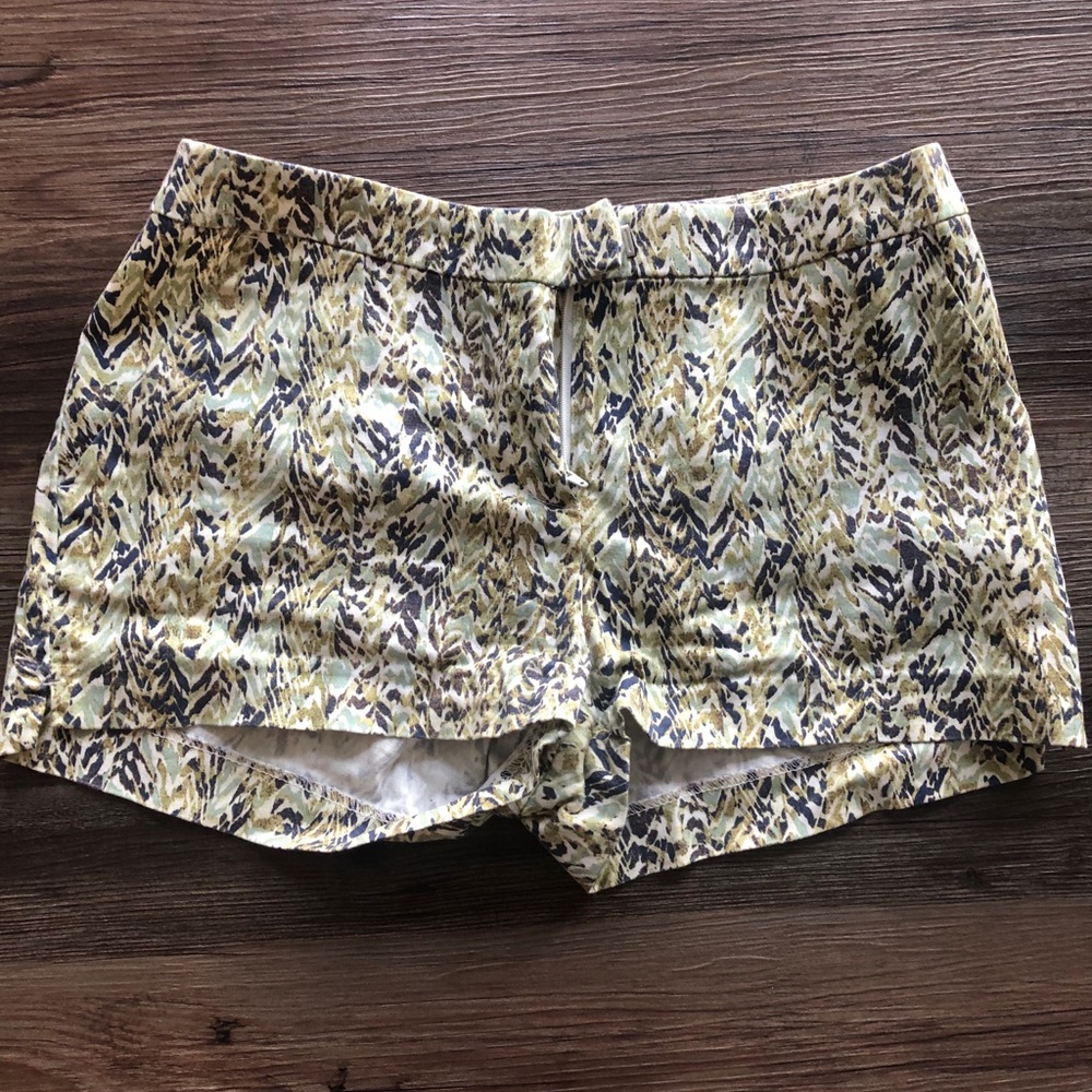 Multicolor mid rise shorts
